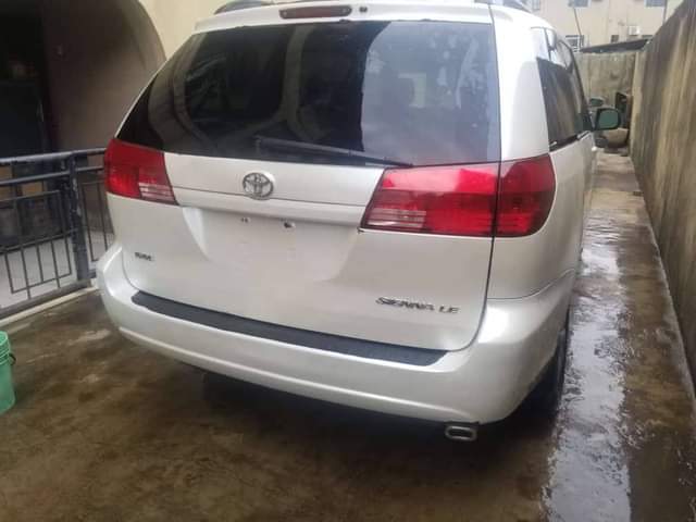 A picture of Sienna 2005 for sale just 1 year used Everything working