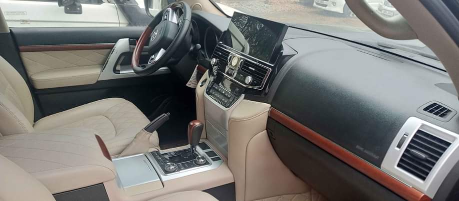 A picture of TOYOTA LAND CRUISER PETROL ENGINE LEFT HAND IT S BANK