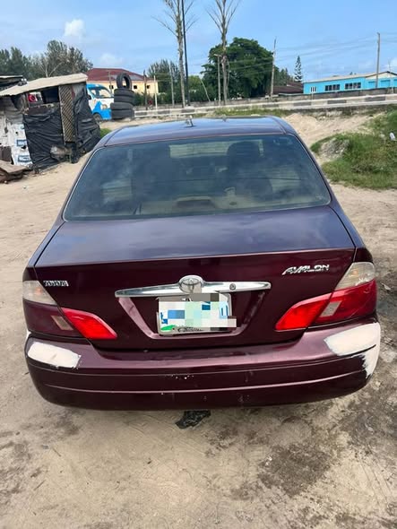 A picture of First body Toyota Avalon 2004