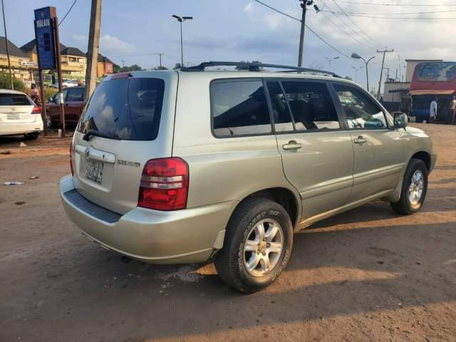 A picture of FIRST BODY TOKUMBO STANDARD TOYOTA HIGHLANDER EVERYTHING IS WORKING PERFECTLY