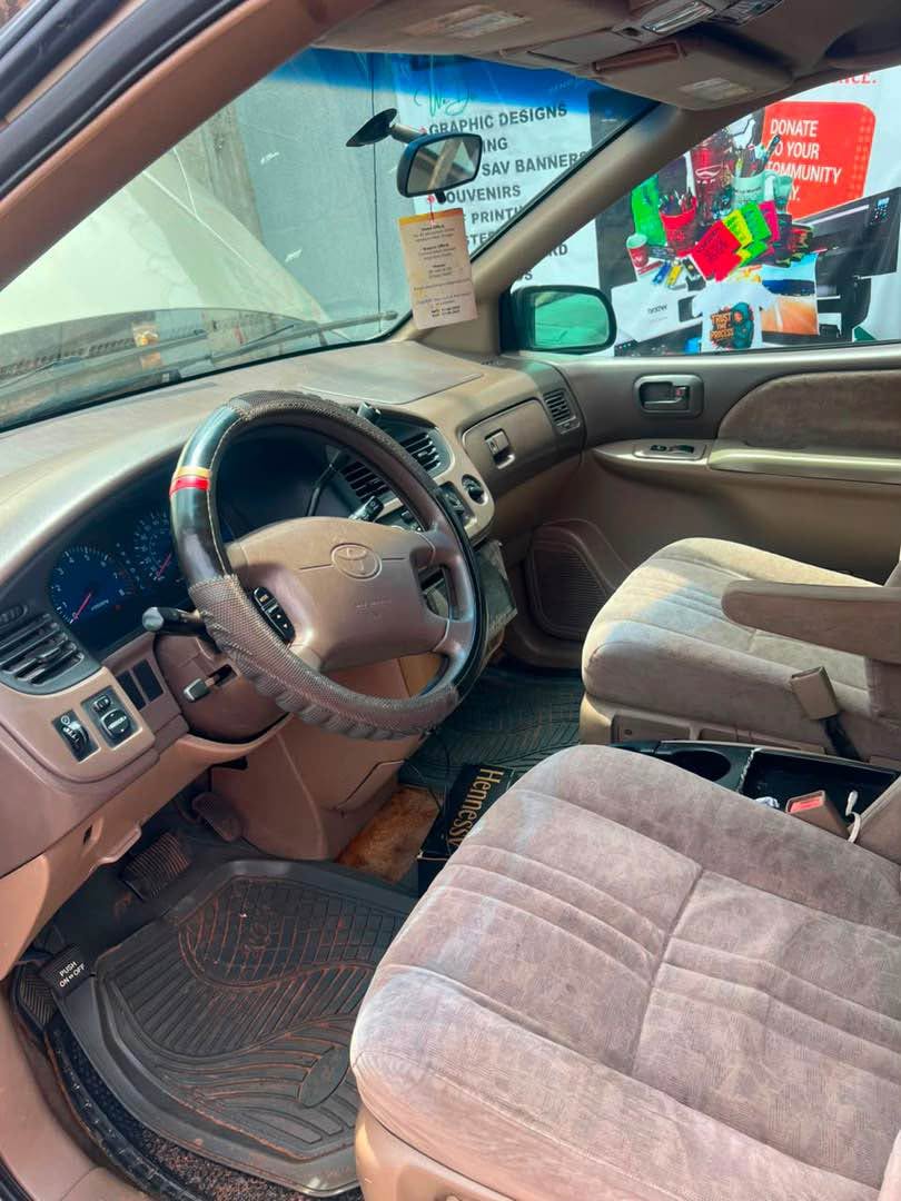 A picture of Toyota sienna 2003
