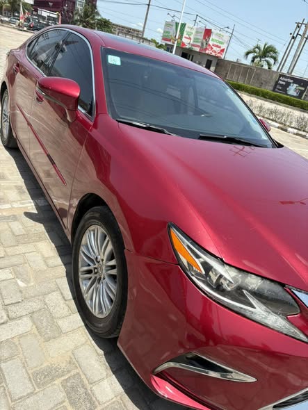 A picture of 2015 lexus ES350