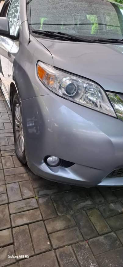 A picture of This is a super clean Toyota Sienna XLE 2014 model