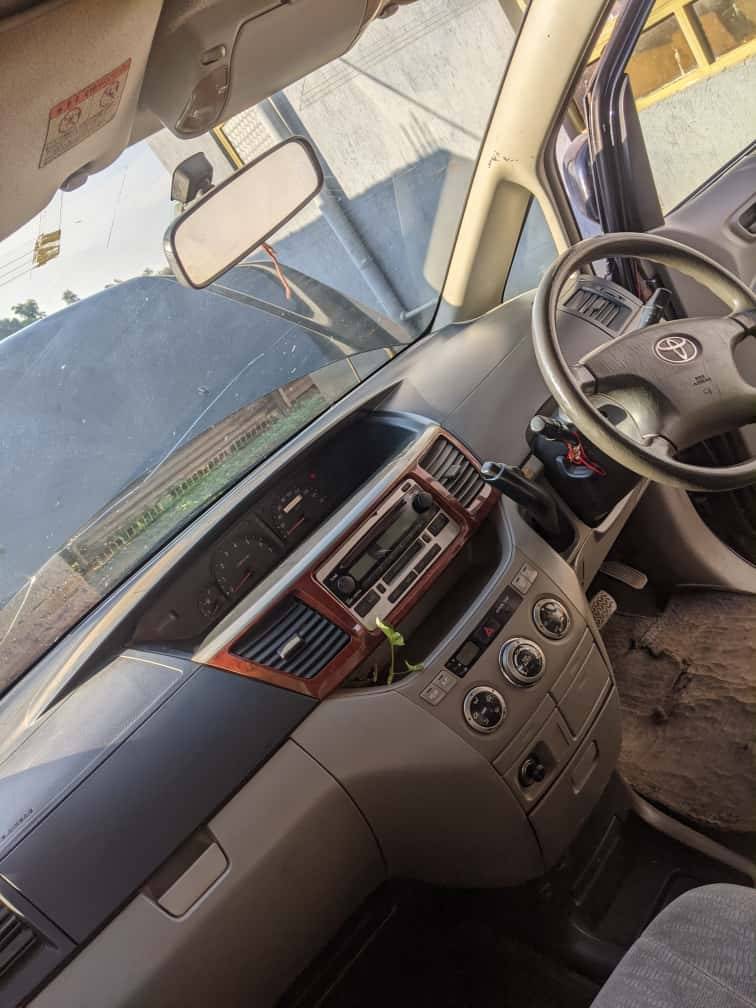 A picture of TOYOTA NOAH