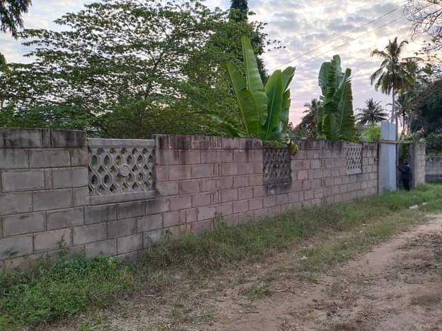 A picture of KIWANJA KIMEZUNGUSHIWA FANCE KINAUZWA KIBAHA KWA MATHIAS