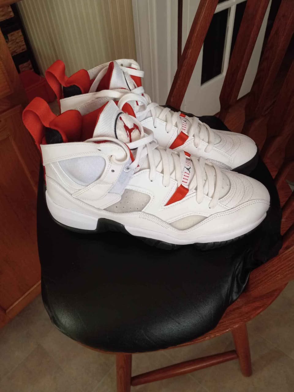 A picture of Jordan jumpman2 like New size 9