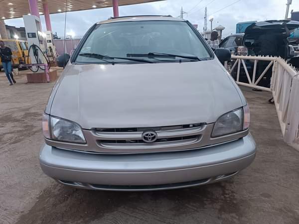 A picture of Registered sienna just like tokunbo everything working fine going for
