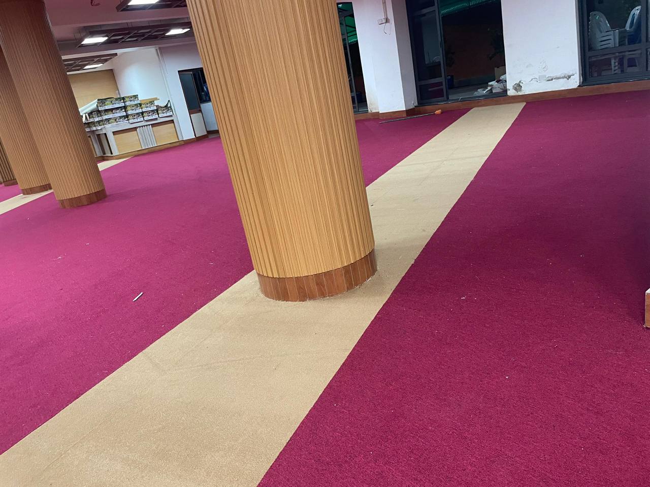 A picture of Wall to wall woolen carpets