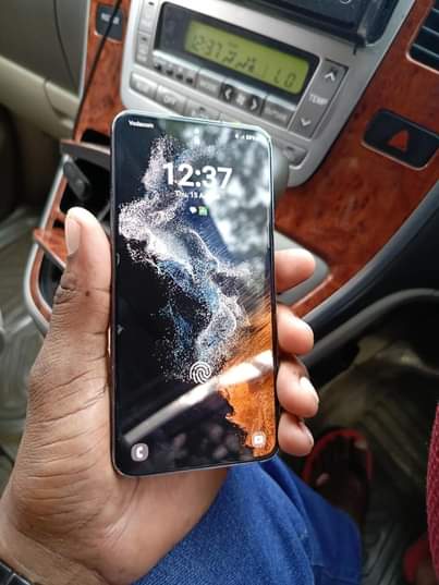 A picture of Samsung Galaxy s22 Gb 256 very crean 650k