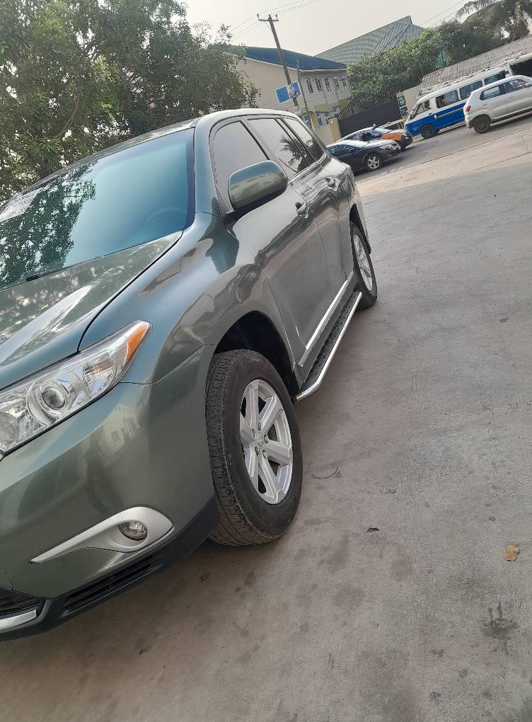 A picture of Toyota Highlander 2013 model unregistered