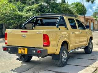 A picture of TOYOTA HILLUX DOUBLE CABIN
