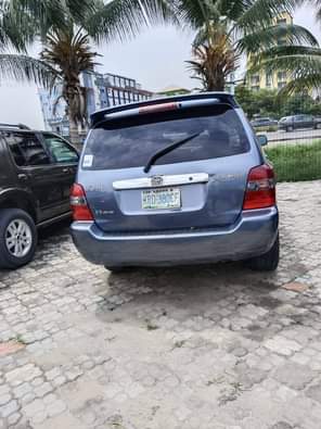 A picture of Toyota Highlander 2005 Color Grey 3 seater Tokunbo standard First