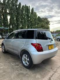 A picture of TOYOTA IST 2003