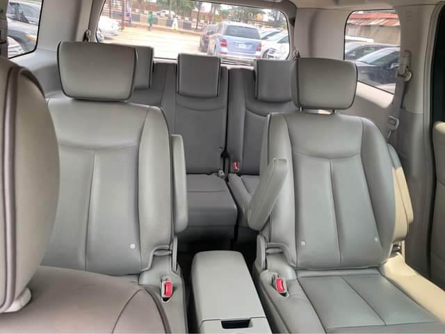 A picture of Nissan Quest 2011