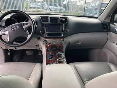 A picture of 2013 model Toyota Highlander limited edition Direct tokumbo Accident free
