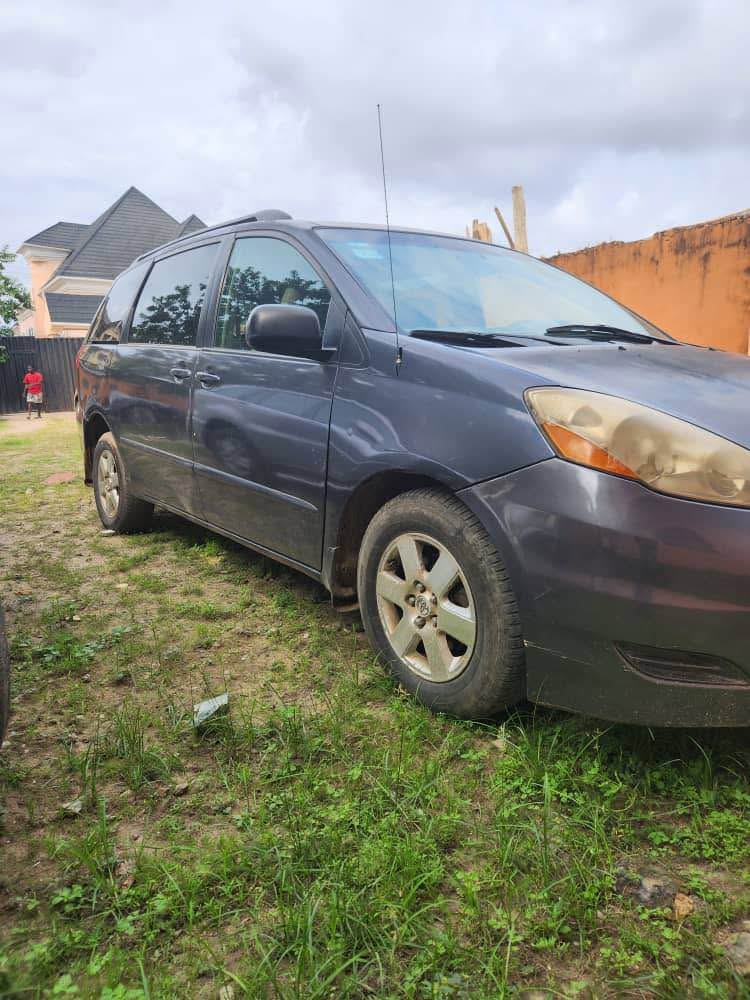 A picture of TOYOTA SIENNA 2007 MODEL