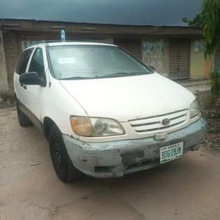 A picture of TOYOTA SIENNA 2002 MODEL
