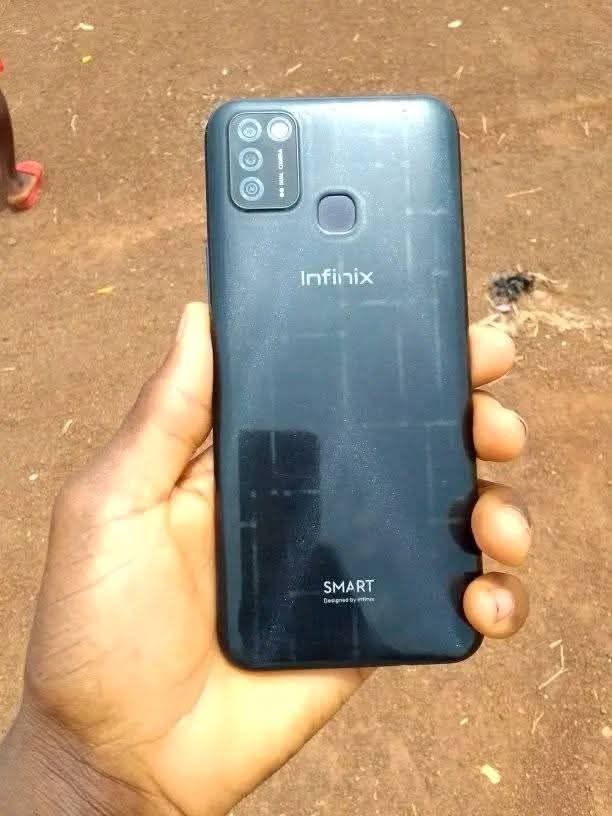 A picture of Infinix smart 5 32gb Battery 100 iko vizuri