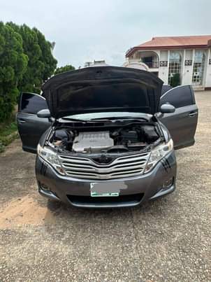 A picture of Toyota venza 2012 model 09037185164