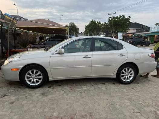 A picture of Neatly used 2004 Lexus ES300 Comes with curtain shield control