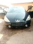 A picture of Peugeot manual 307 very clean