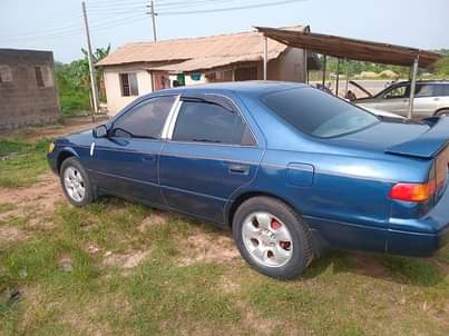 A picture of Toyota Camry 2001. 80 first body. Silent engine. Gear and
