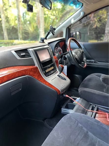 A picture of Toyota Vellfire 2010