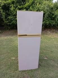 A picture of Ofa ofa nauza fridge ya aamsung double door bei 280000