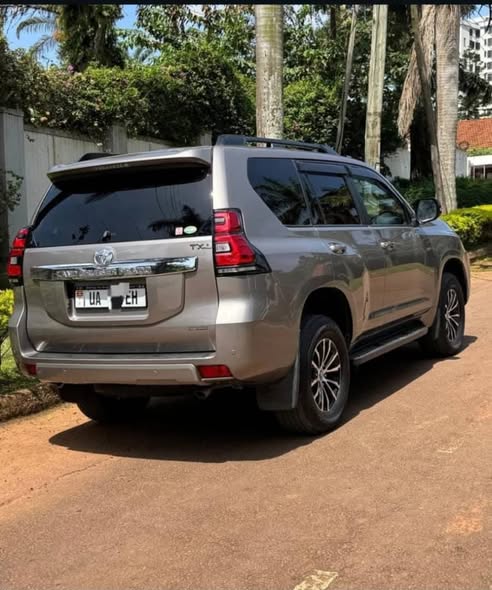 A picture of TX Land cruiser Prado