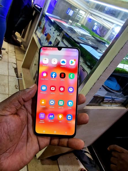 A picture of Samsung galaxy A70 128gb 6gbram dual sim screen fingerprint at