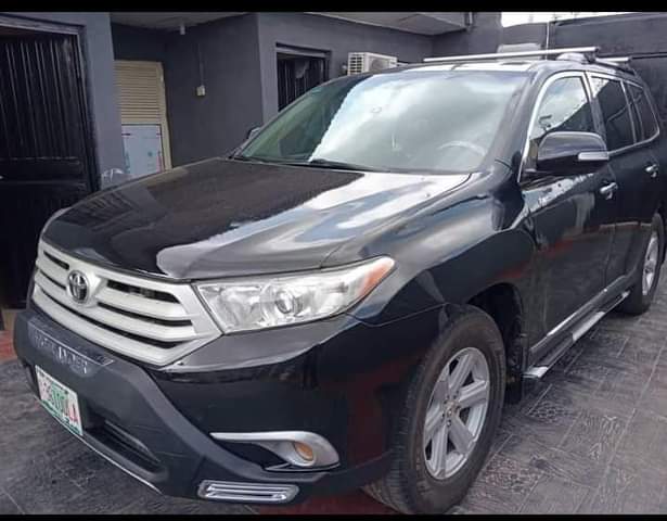 A picture of Toyota Highlander 2013 buy and drive engine and gear working
