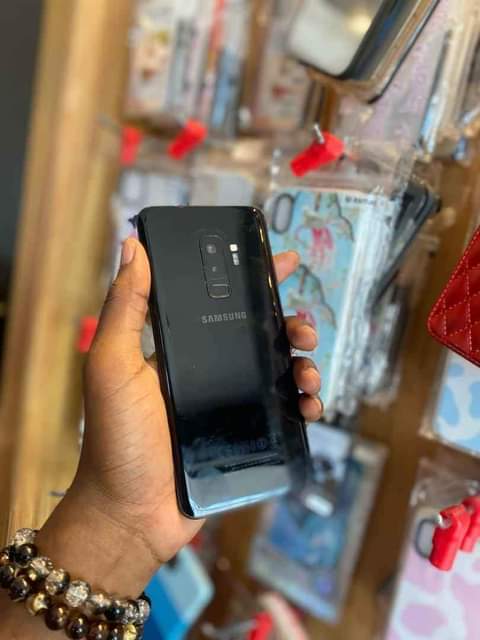 A picture of SAMSUNG S9 