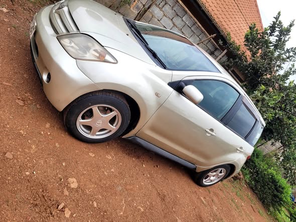 A picture of Toyota ist 2003