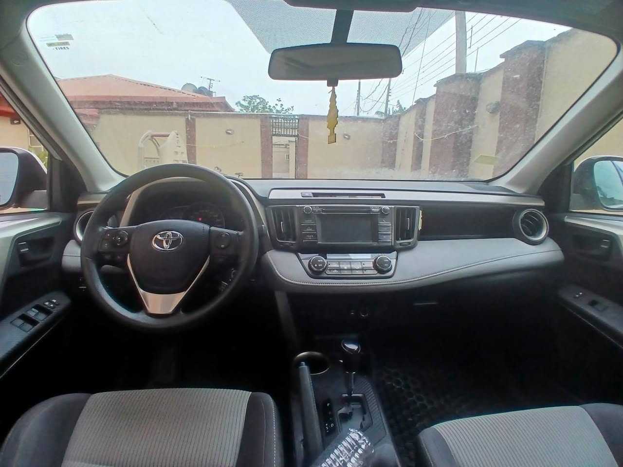 A picture of TOYOTA RAV TOKS 2013 XLE