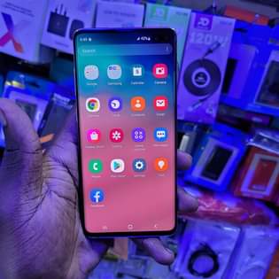 A picture of SAMSUNG GALAXY S10 128GB STORAGE 8GBRAM CALL WHATAPP 0702779823