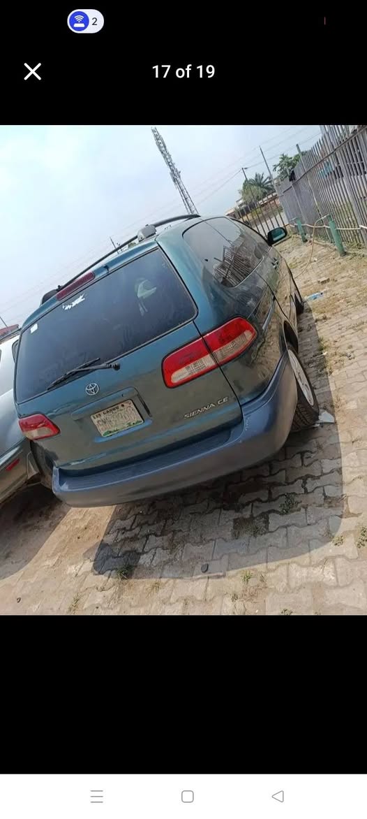 A picture of Toyota Sienna 2002 model