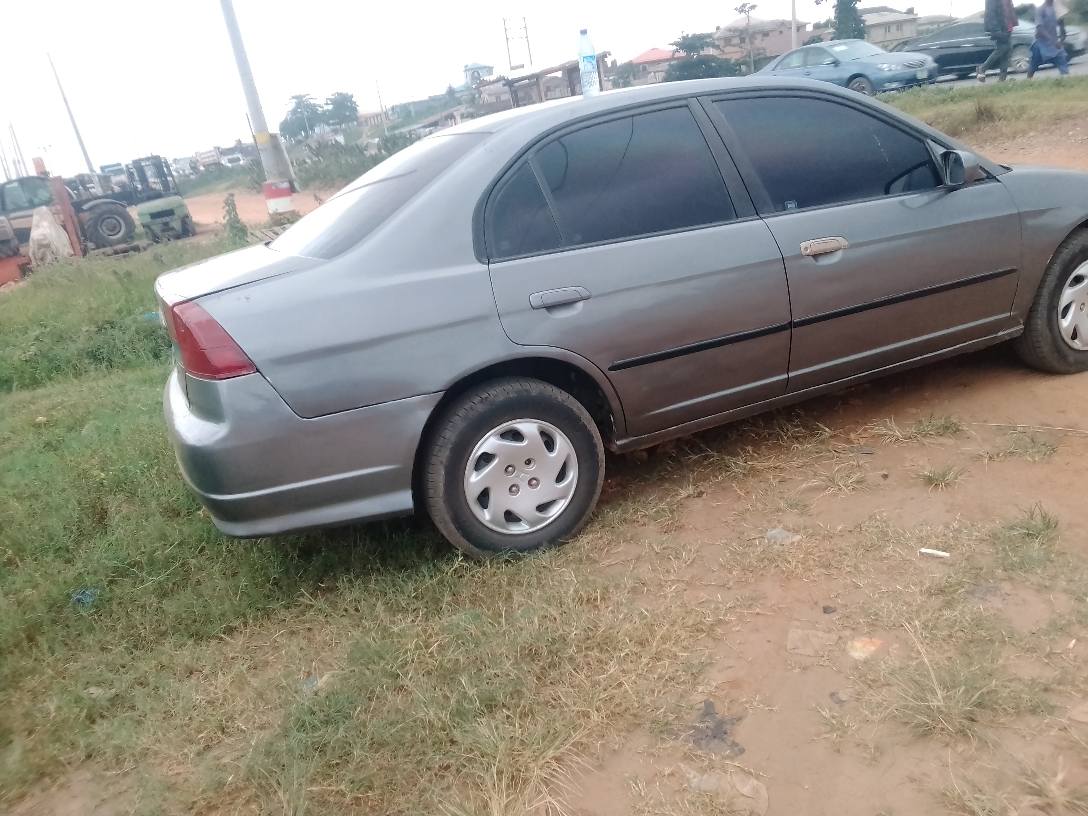 A picture of 2005 honda civic engine and gear working perfectly fine. 2.8m