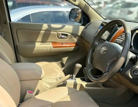 A picture of Fortuner diesel 2013 for sale 80m 0755622807