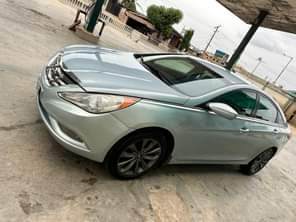 A picture of Registered Hyundai Elantra 2011 Thumbs Start and engine and gear
