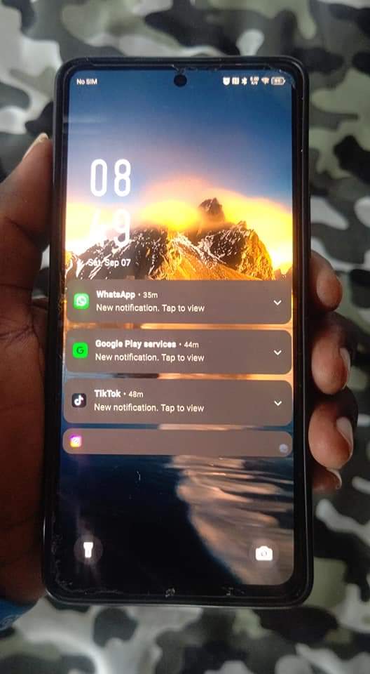 A picture of mashine hiyo ram 12gb storage 256gb imenyooka haina kipengele kwa