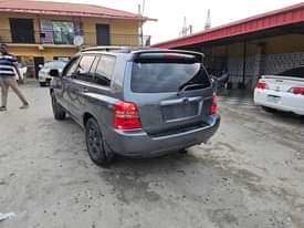 A picture of Toyota Highlander 2004 model