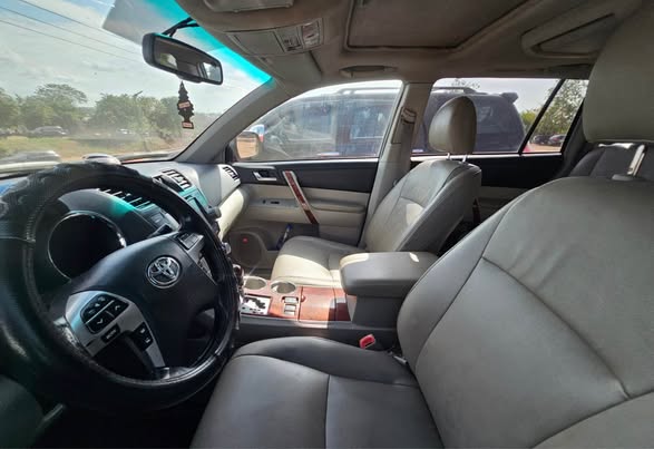 A picture of TOYOTA HIGHLANDER LIMITED EDITION 2012