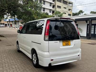 A picture of Toyota Noah Sr 40 Cc 1990 Price 12ml Call 0768862145