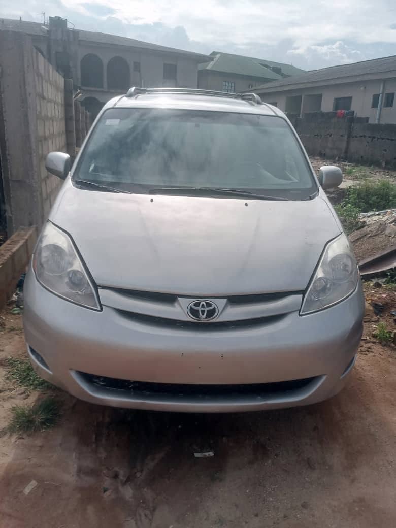 A picture of 06 Toyota sienna nothing to fix 4 1m 0802 8446