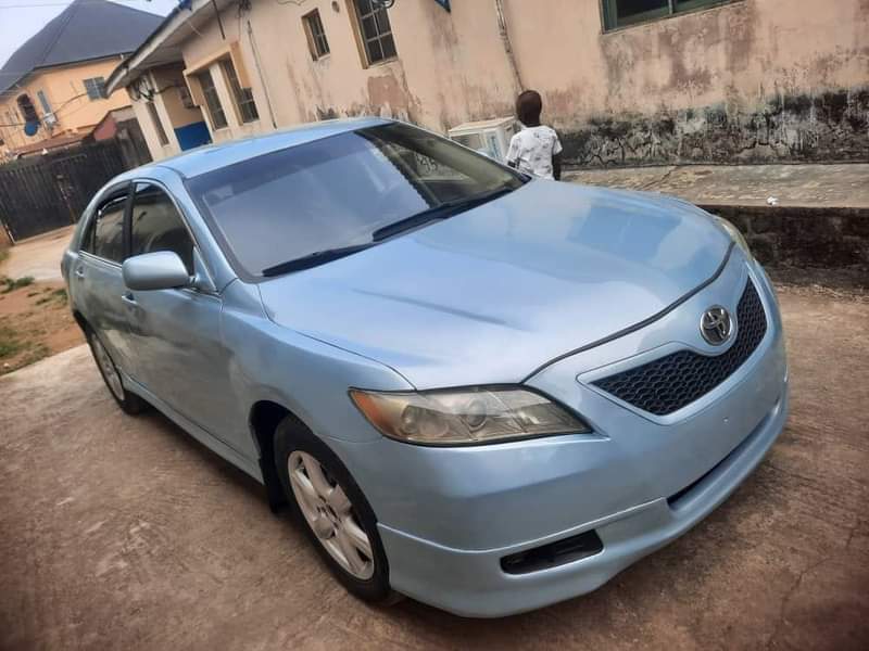A picture of Clean Reg Toyota Camry Sport 2009 model untouched engine gear
