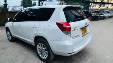 A picture of Toyota Vanguard 2011 model for sale