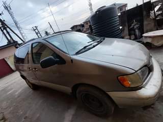 A picture of 2000 TOYOTA SIENNA