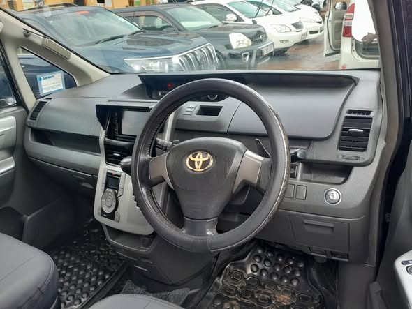 A picture of Toyota Noah voxy