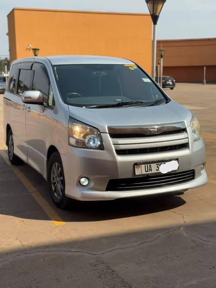 A picture of TOYOTA NOAH Si VALVEMATIC 2010