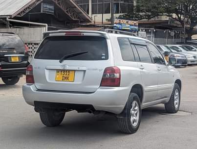 A picture of Toyota kluger V silver Make 2003 model Engine 2360 2az
